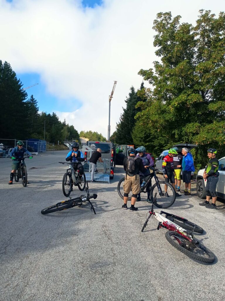 Bici e ciclisti pronti per la navetta verso Frontignano.