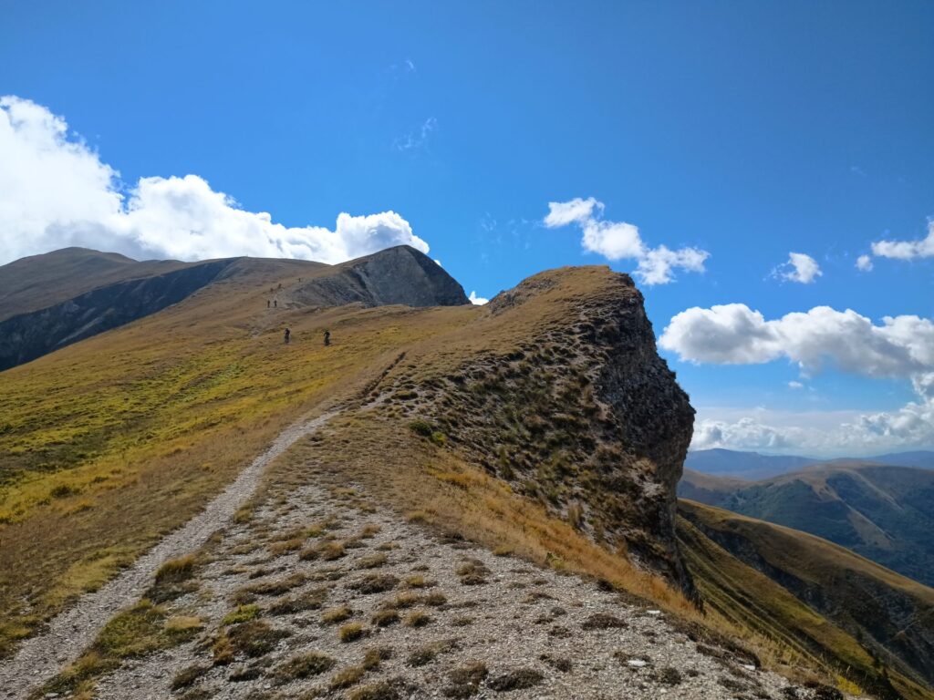 In salita sul crinale aperto di Passo Cattivo.
