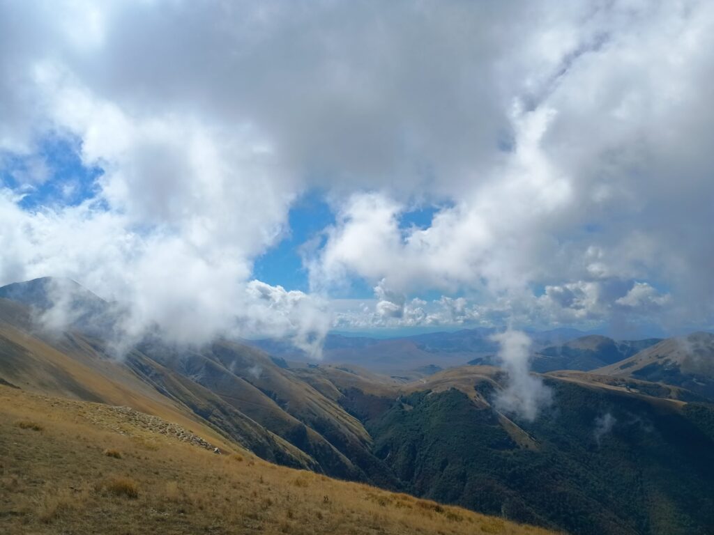 Dorsali e vallate si aprono oltre quota duemila.