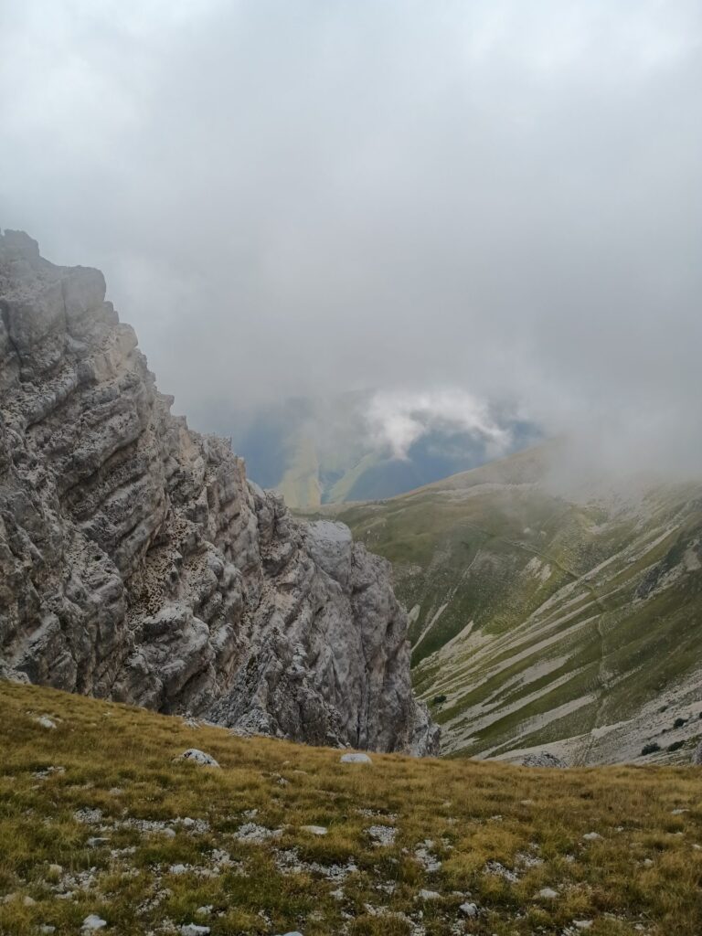 Il ripido versante roccioso all’inizio della discesa più impegnativa.