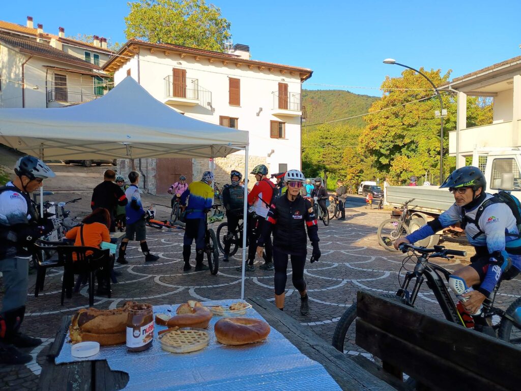 Dolci e colazione accolgono i biker nella piazza di Cortino.