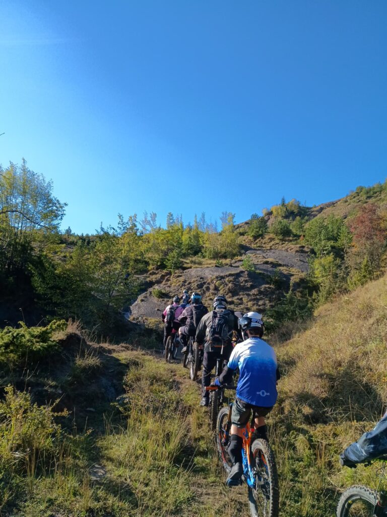 Il gruppo in fila sul primo sentiero nel bosco.