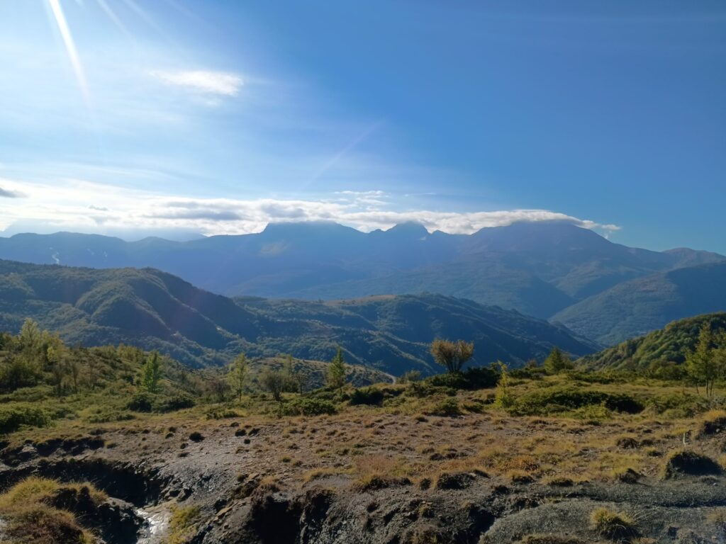 Lo sguardo si apre verso il massiccio del Gran Sasso.