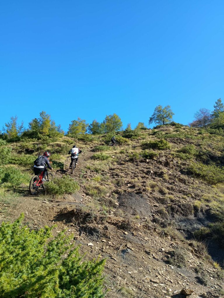 Una rampa ripida tra erba, terra e pietre.