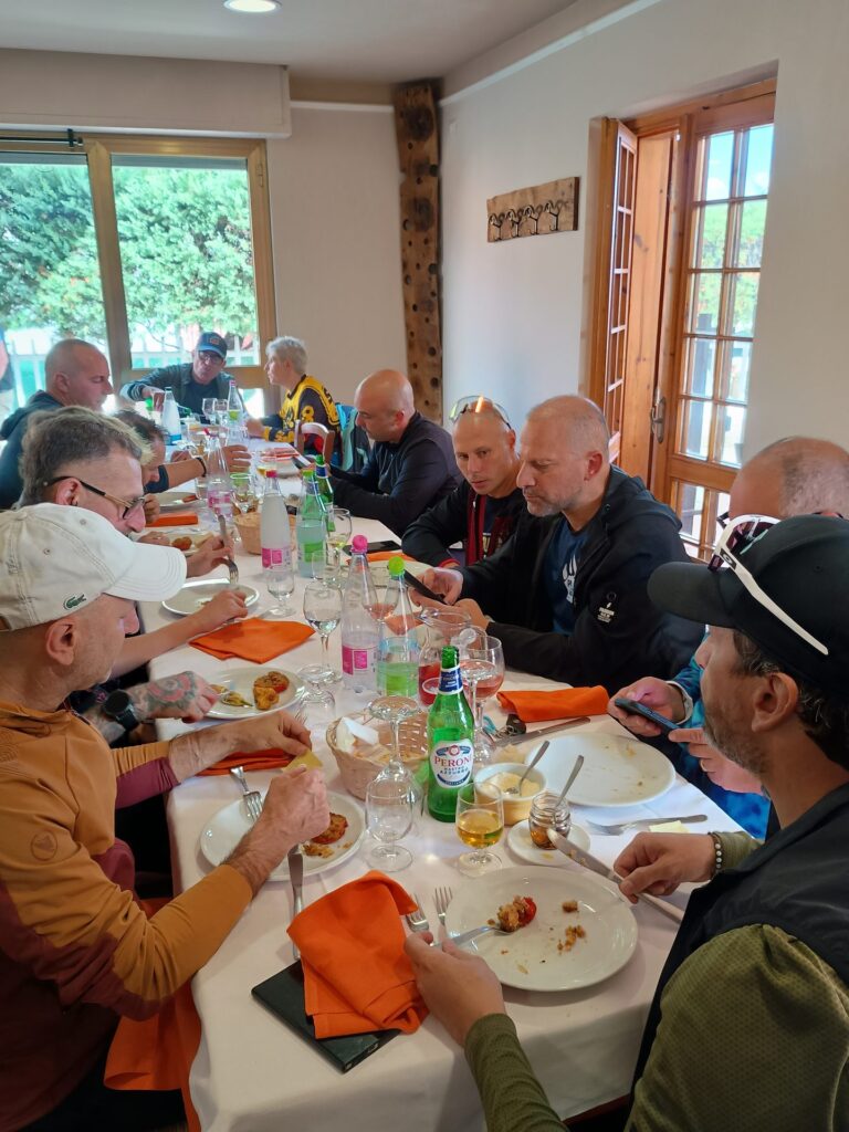 Il gruppo si ritrova a tavola dopo il giro.