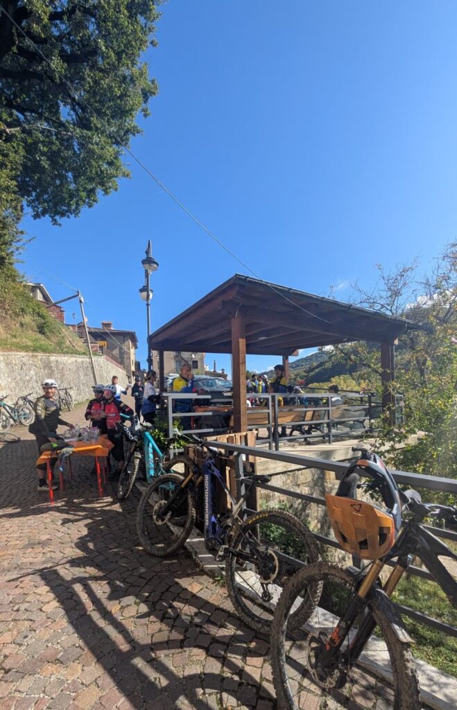 Sosta a Padula con le bici appoggiate all’ombra.
