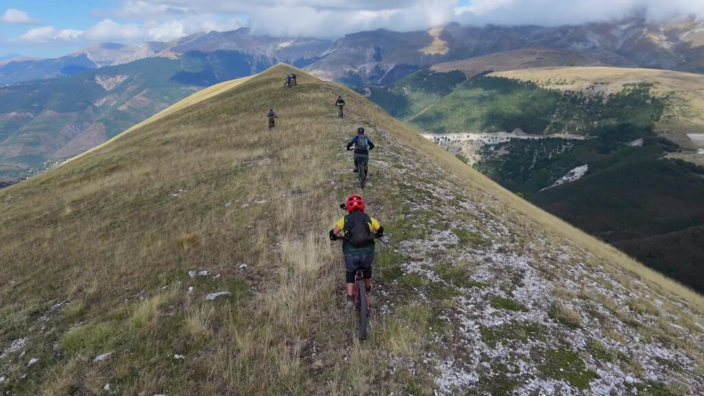 Il gruppo in fila sulla cresta di Pian Falcone.