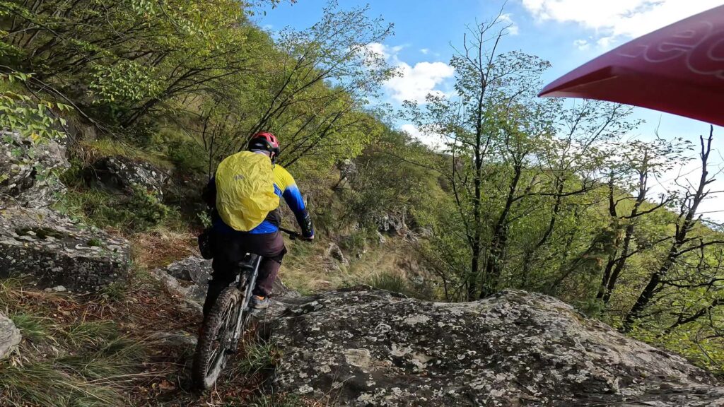 Attraversamento del ruscello sul fondo bagnato.