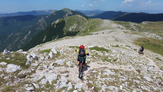 Fotogramma dal video a 01:05 Monte Cotento in MTB da Filettino: cresta dei Simbruini e boschi tecnici
