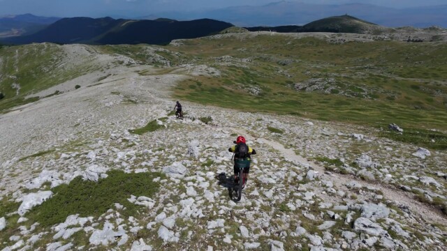 Fotogramma dal video a 01:09 Monte Cotento in MTB da Filettino: cresta dei Simbruini e boschi tecnici