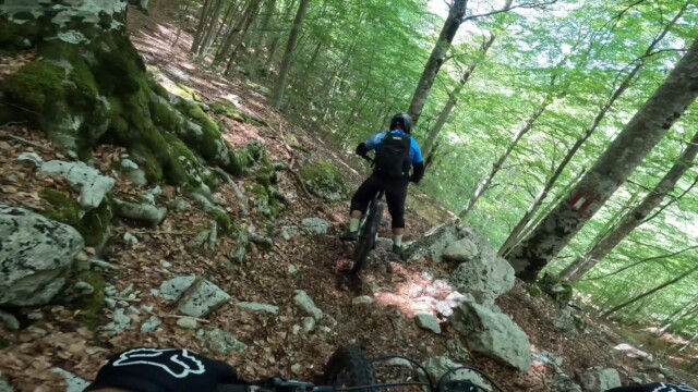 Fotogramma dal video a 02:48 Monte Cotento in MTB da Filettino: cresta dei Simbruini e boschi tecnici