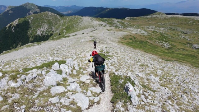Fotogramma dal video a 01:13 Monte Cotento in MTB da Filettino: cresta dei Simbruini e boschi tecnici