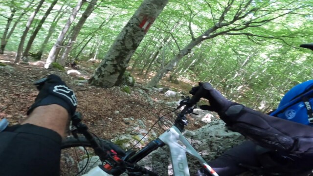 Fotogramma dal video a 02:56 Monte Cotento in MTB da Filettino: cresta dei Simbruini e boschi tecnici
