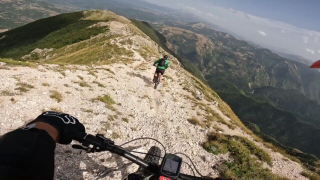 Fotogramma dal video a 00:17 Monte di Cambio in MTB: dalla Valle Scura alle creste dei Monti Reatini