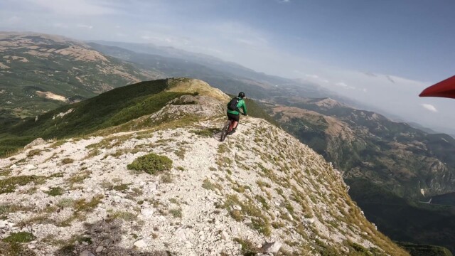 Fotogramma dal video a 00:23 Monte di Cambio in MTB: dalla Valle Scura alle creste dei Monti Reatini