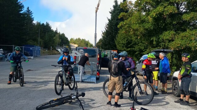 Bici e ciclisti pronti per la navetta verso Frontignano. Nel regno della Sibilla
