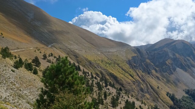 Il sentiero sassoso lungo la dorsale del Monte Bove. Nel regno della Sibilla