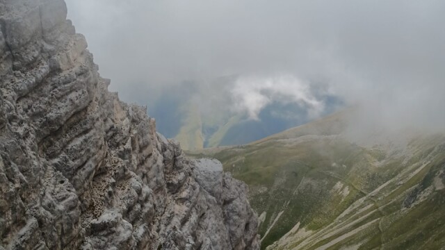 Il ripido versante roccioso all’inizio della discesa più impegnativa. Nel regno della Sibilla