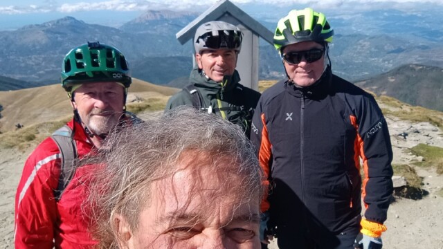 Il panorama autunnale dalle alte quote della Laga. Laga selvaggia in MTB: Pizzo di Moscio, Cima Lepri e Cascata della Morricana
