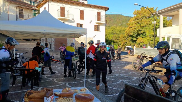 Dolci e colazione accolgono i biker nella piazza di Cortino. Cortino Enduro, la prima edizione nel cuore della Laga