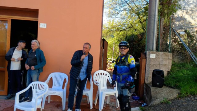 Il saluto iniziale prima della partenza da Cortino. Cortino Enduro, la prima edizione nel cuore della Laga