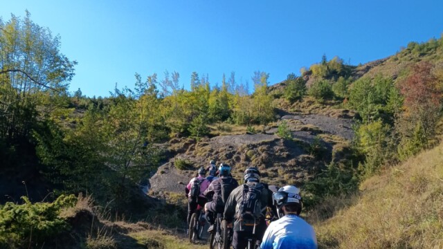 Il gruppo in fila sul primo sentiero nel bosco. Cortino Enduro, la prima edizione nel cuore della Laga