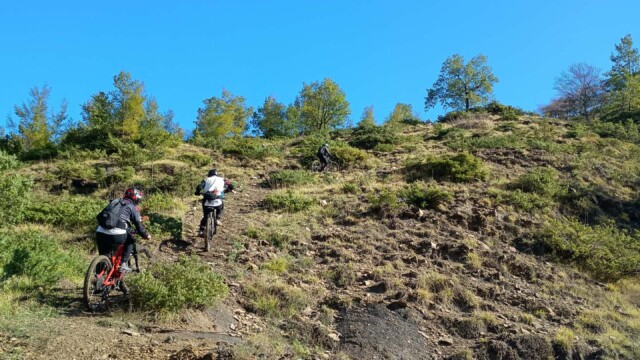 Una rampa ripida tra erba, terra e pietre. Cortino Enduro, la prima edizione nel cuore della Laga