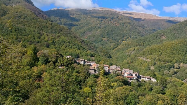 Tetti e case del borgo tra i versanti boscosi. Cortino Enduro, la prima edizione nel cuore della Laga