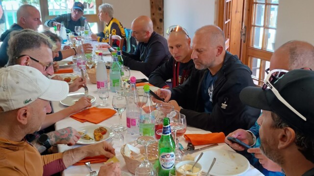 Il gruppo si ritrova a tavola dopo il giro. Cortino Enduro, la prima edizione nel cuore della Laga
