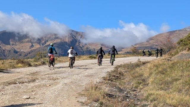 La lunga salita prosegue su un’ampia carrareccia. Cortino Enduro, la prima edizione nel cuore della Laga