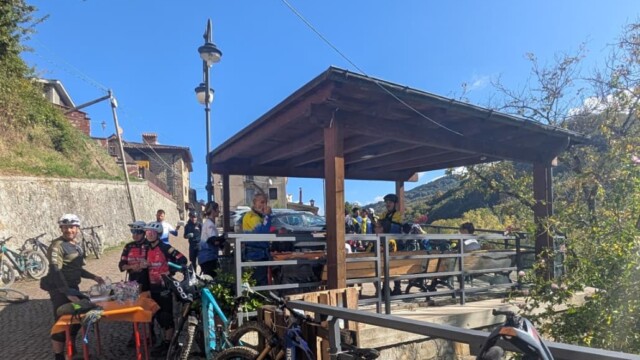 Sosta a Padula con le bici appoggiate all’ombra. Cortino Enduro, la prima edizione nel cuore della Laga