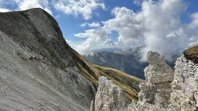 Rocce calcaree e vallate profonde nel cuore dei Sibillini. Nel regno della Sibilla