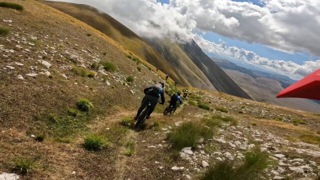 In discesa sul sentiero stretto verso Casale Argentella. Nel regno della Sibilla