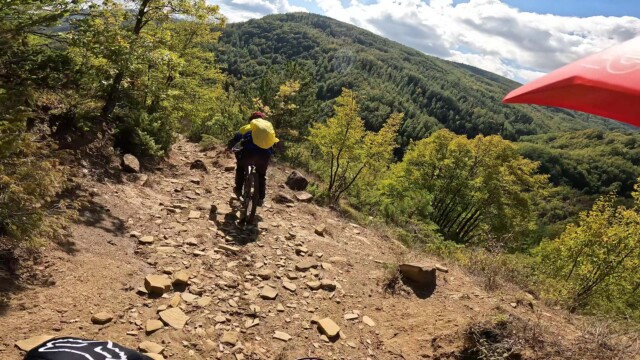 Fango e pietre nella discesa tecnica del Bilanciere. Cortino Enduro, la prima edizione nel cuore della Laga
