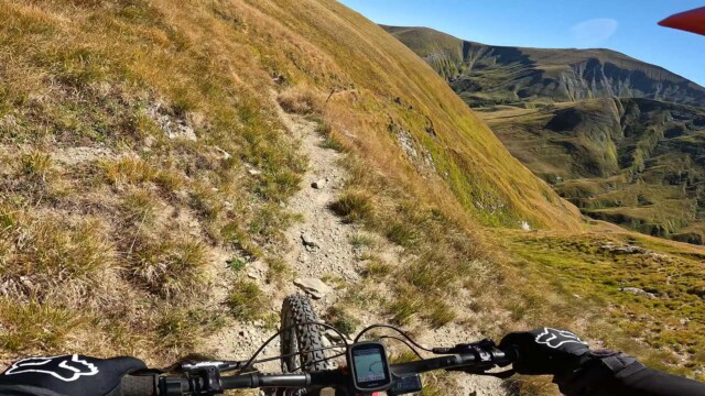 Fotogramma dal video a 01:56 Laga selvaggia in MTB: Pizzo di Moscio, Cima Lepri e Cascata della Morricana