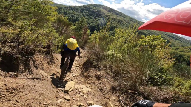 Un passaggio ripido sulla roccia tra curve strette. Cortino Enduro, la prima edizione nel cuore della Laga