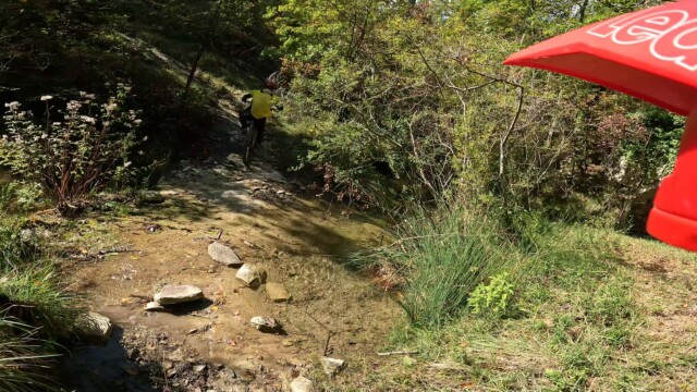 Biker in fila lungo uno dei passaggi rocciosi più ripidi. Cortino Enduro, la prima edizione nel cuore della Laga